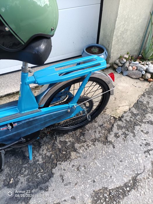 Mobilete motobecane toda restaurada sem nada a  fazer por gasolina e andar aos interessados contactar alguma dúvida disponha