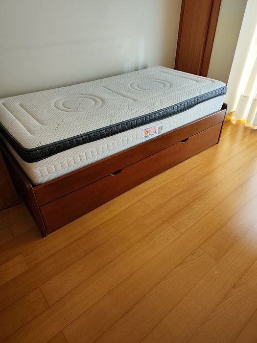 Cama solteiro dupla em cerejeira