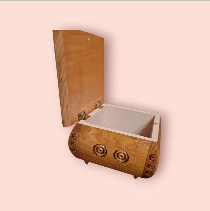 Дерев'яна різьблена скринька.  11,5 ×11,5