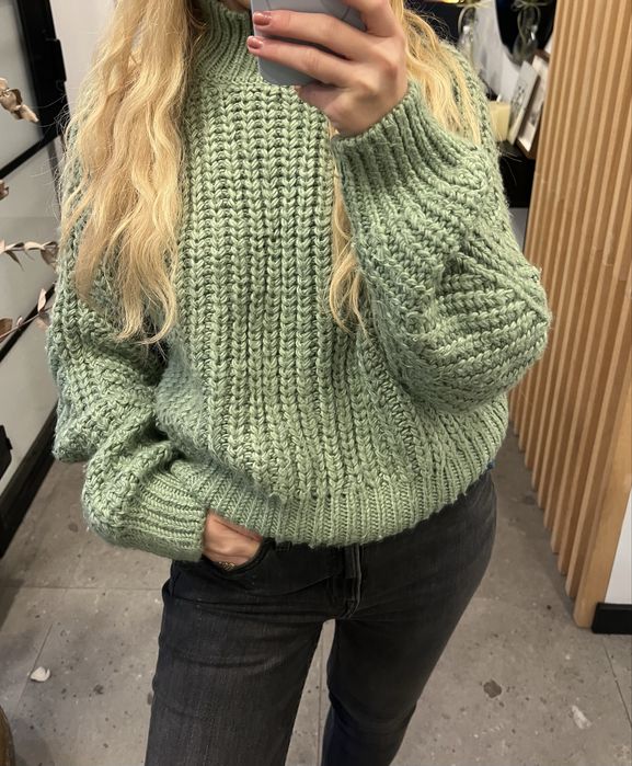 Zielony oversizowy sweter na jesień-zimę