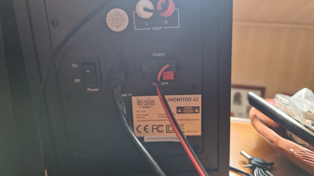 Colunas  Hercules DJMonitor 42