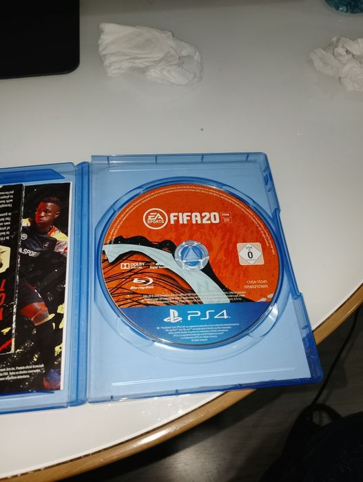 PS4 slim 1TB + 2 comandos + FIFA 20