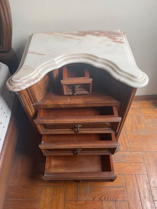 Mobilia quarto em madeira e marmore
