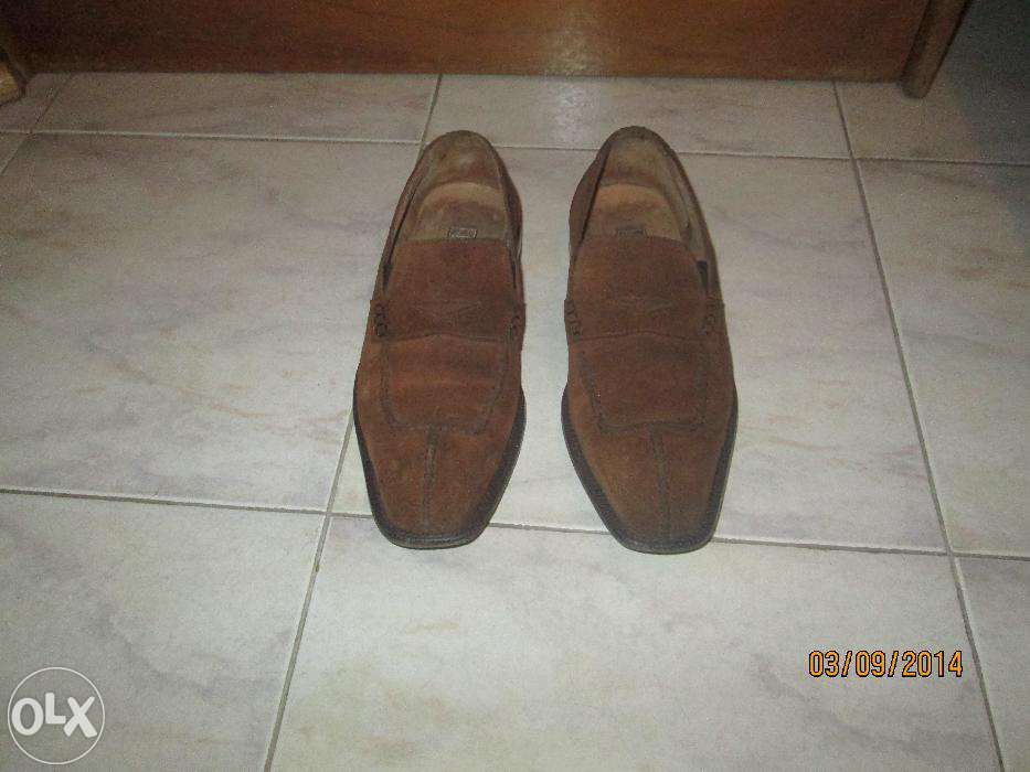 Sapatos pala em camurça mel nº39 e em sola de couro