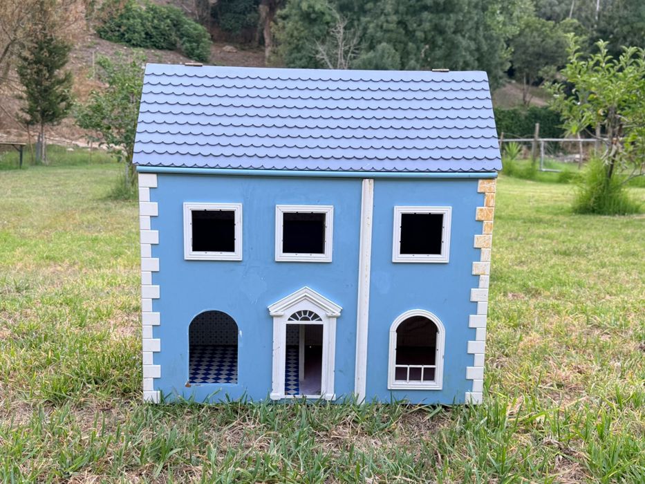 Casa de bonecas antiga para restaurar