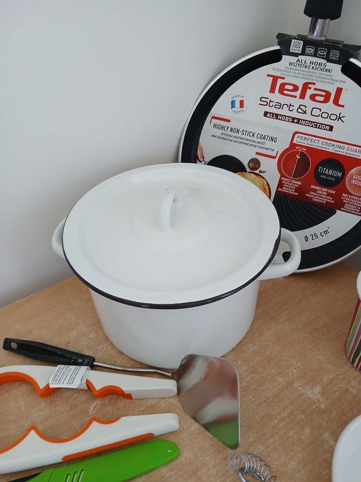Каструля емальована, сковорідка Tefal, ножі, стакани і чашки