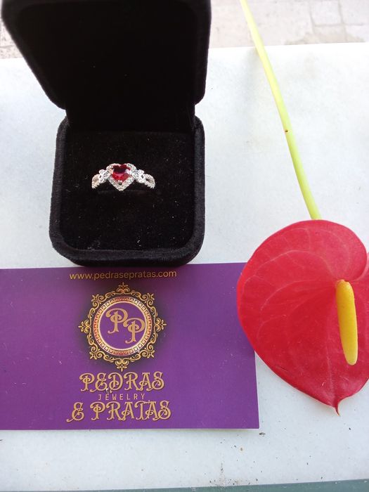 Anel em Prata com Zirconias em  coração