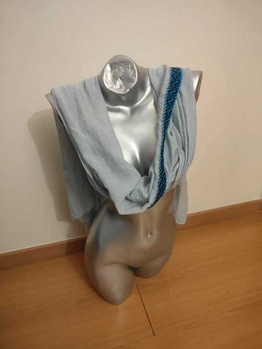 cachecol ou echarpe de um tom de azul claro