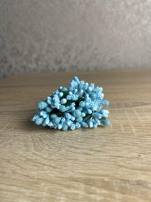 Тичинки на гілці