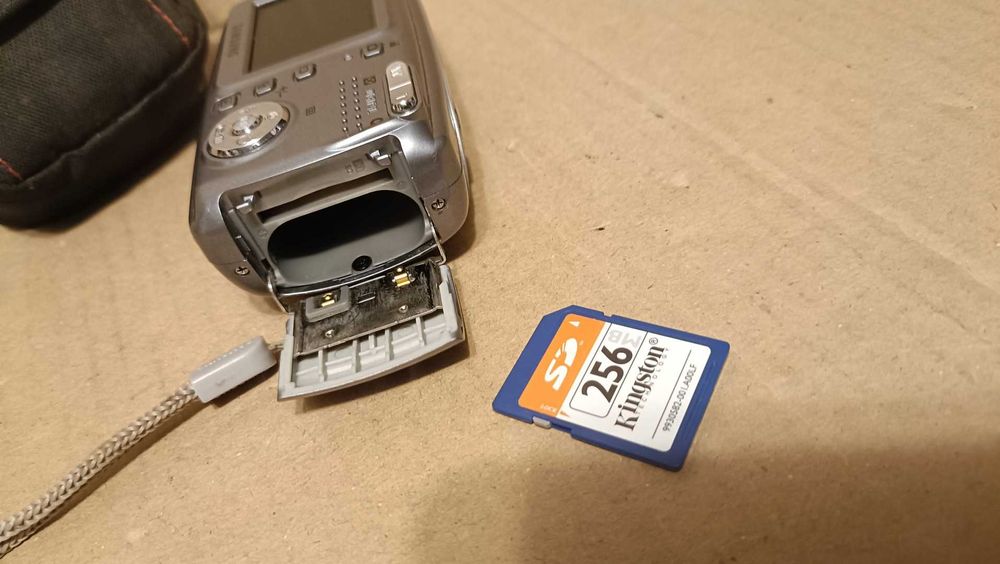 Aparat cyfrowy z pokrowcem : SAMSUNG Digimax A402