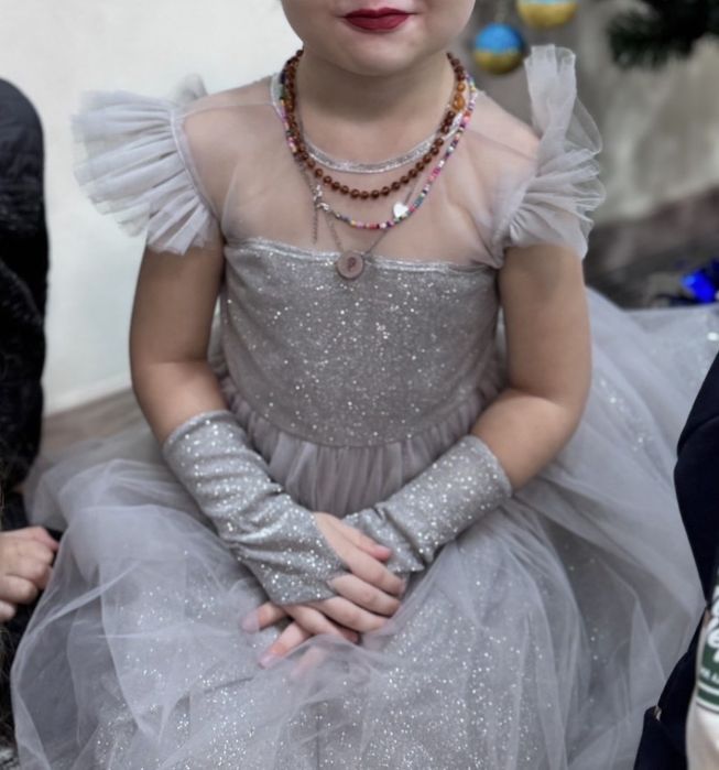 Продам сукню сіру сріблясту королева