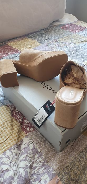 Damskie klapki beżowe, Wojas