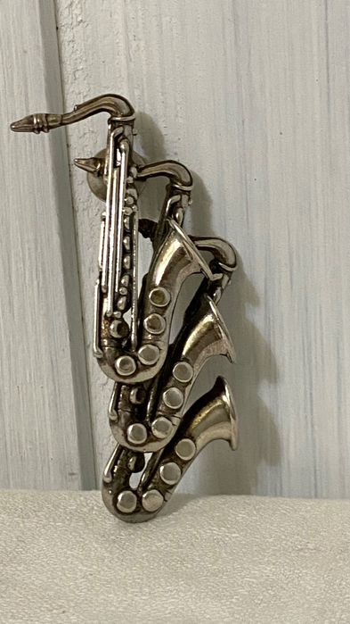 Pregadeira saxofone antiga