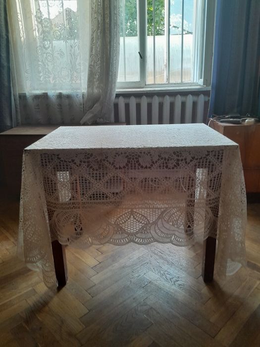 2 шкафа ,стол, тумбы,тумба с зеркалом ,тумбочки.