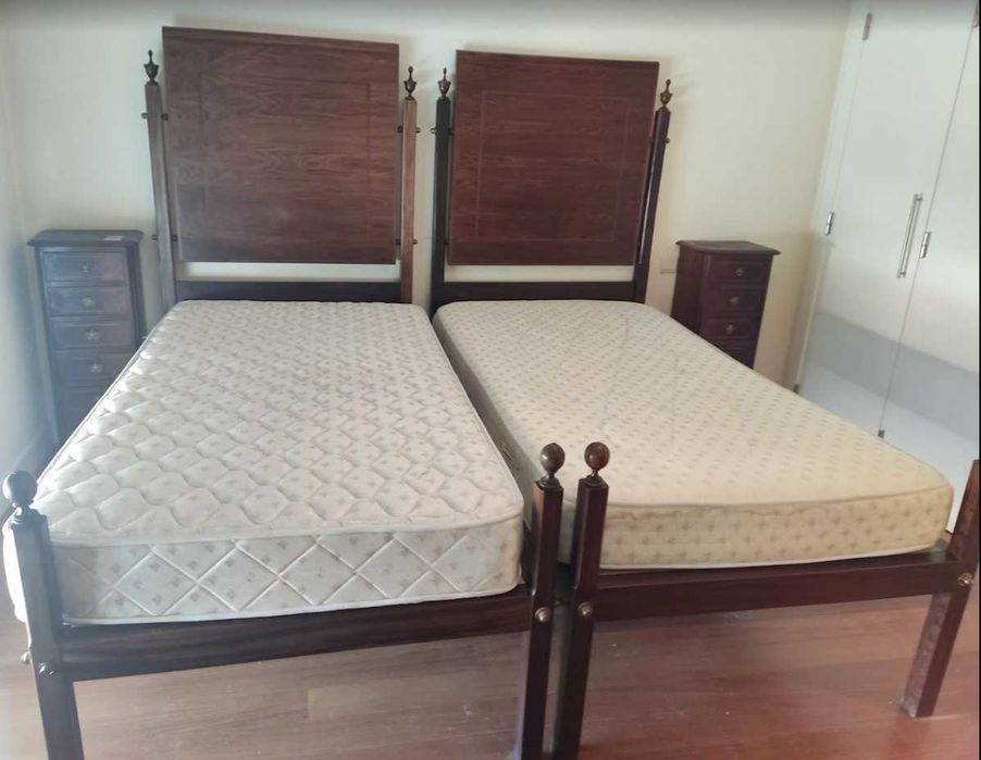 2 camas e 2 mesas de cabeceira em madeira maciça