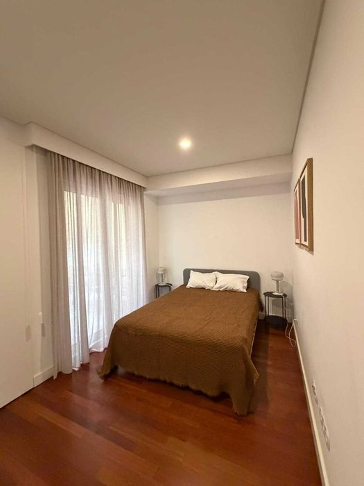 Cama Ikea Cinzenta 140x200 + Colchão + Mesas de cabeceira e cadeeiros