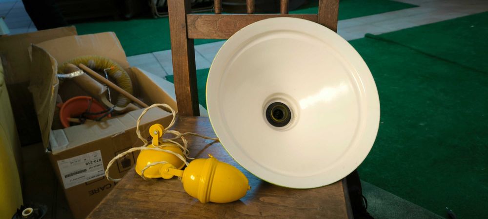 Candeeiro de teto em metal amarelo e branco