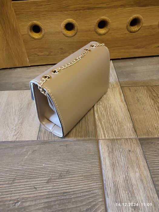 Nowa beżowa torebka damska na złotym łańcuszku