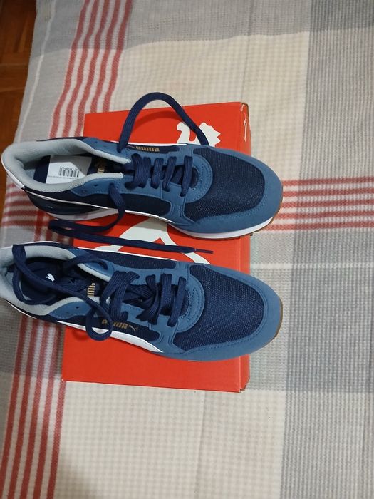 vendo um par de ténis