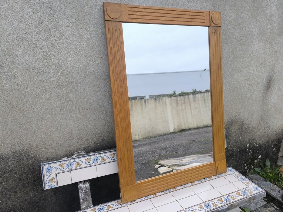 Espelho grande com moldura em madeira maciva