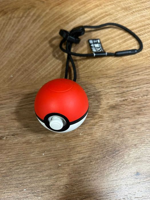 Nintendo Switch 32GB Let's Go Pokemon + Pokeball Controller + 2 Jogos
