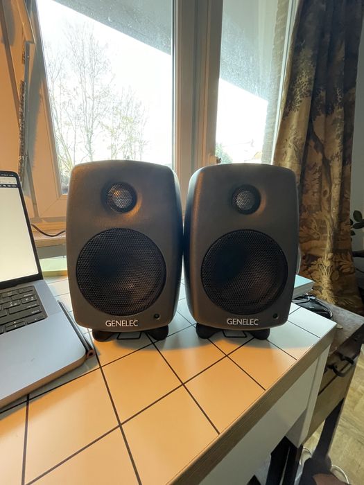 Colunas genelec 8010a