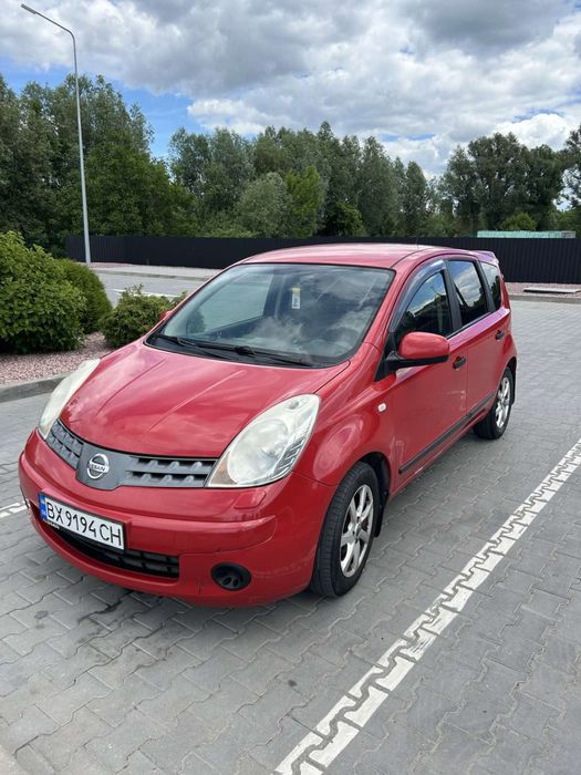 Продам Nissan Note (червоний) — надійний, економічний та просторий хетчбек
