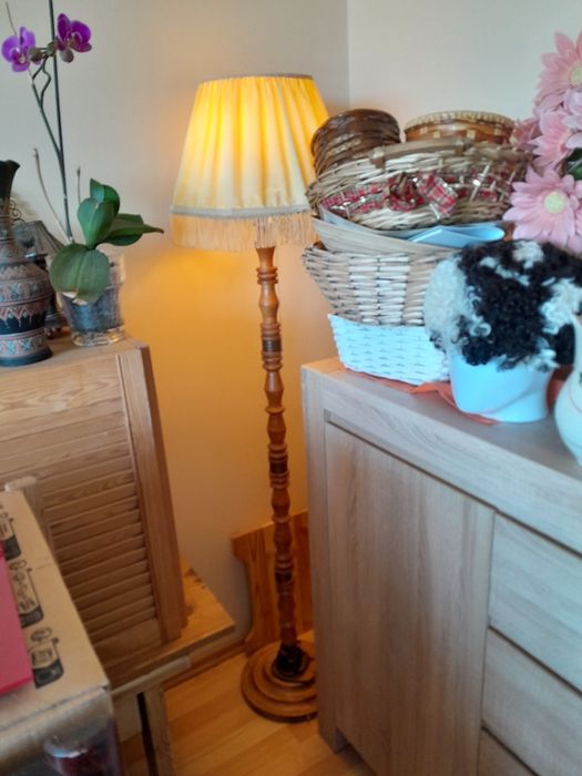 Lampa stojąca drewniana z elementami mosiądzu PRL-u