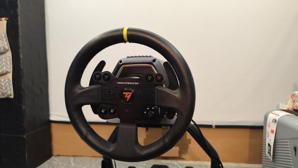 Thrustmaster t818 com volante e pedais