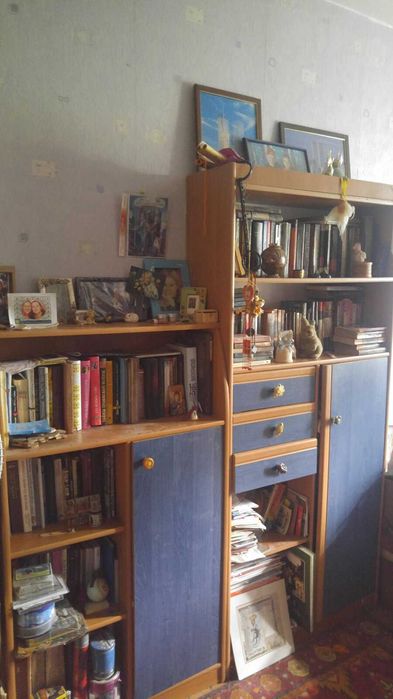 Дві тумби для книг із шафками б/у