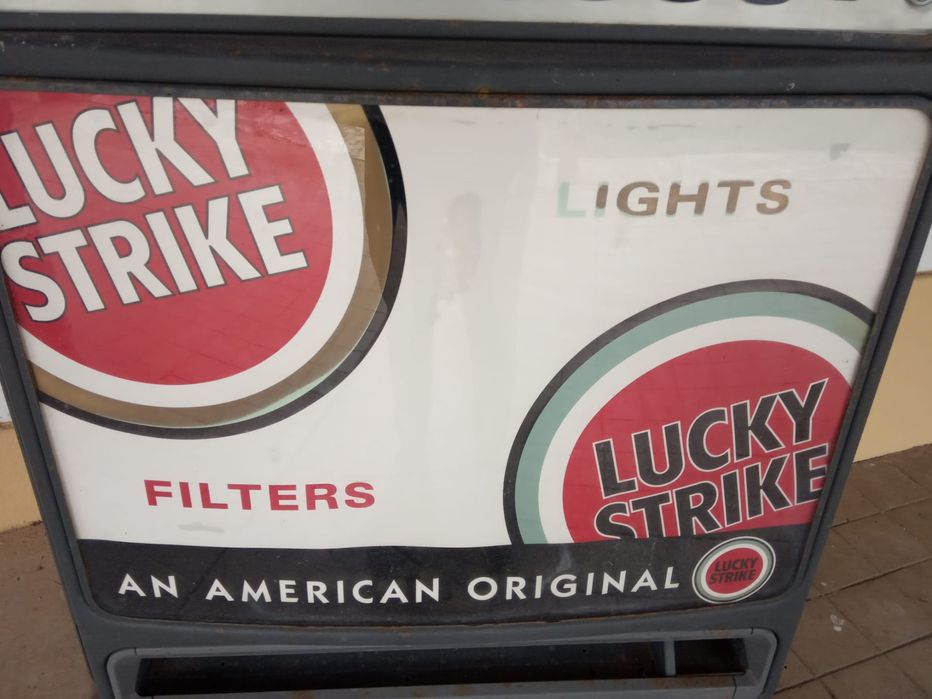 Máquina de venda de tabaco antiga