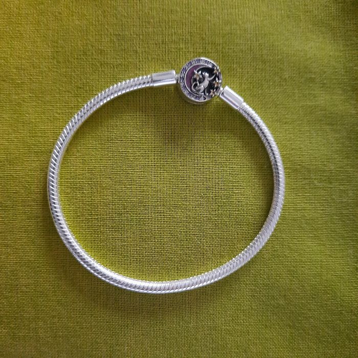 Clips-travöes, pulseiras e 'charms' em prata esterlina
