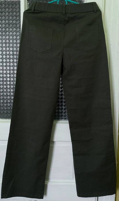 Штани кольору хакі