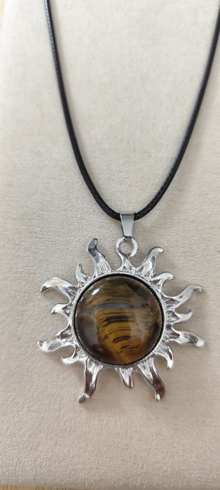 Colar com sol e pedra no centro