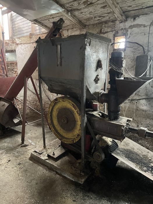 Обляднання для брикетів з соломи