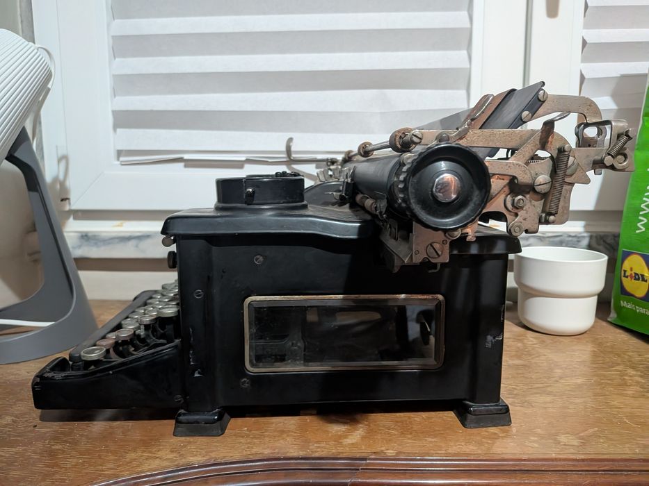 Máquina de escrever antiga Royal Model 10.