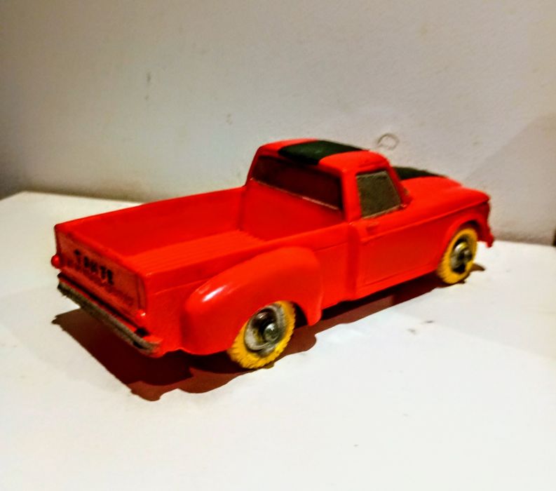 Bardzo ładny model samochodu Pickup firmy TOMFE