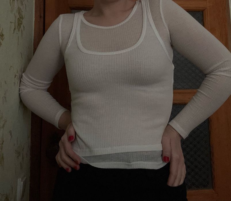 Креативна кофтинка від Zara в білому кольорі.