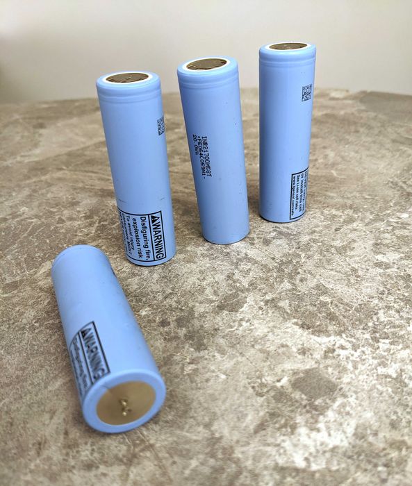 Акумулятор LG M58T 21700 найбільш ємкий 5800 mAh, сині