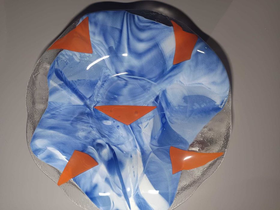 Prato em Vidro Artístico – Movimento, Cor e Exclusividade