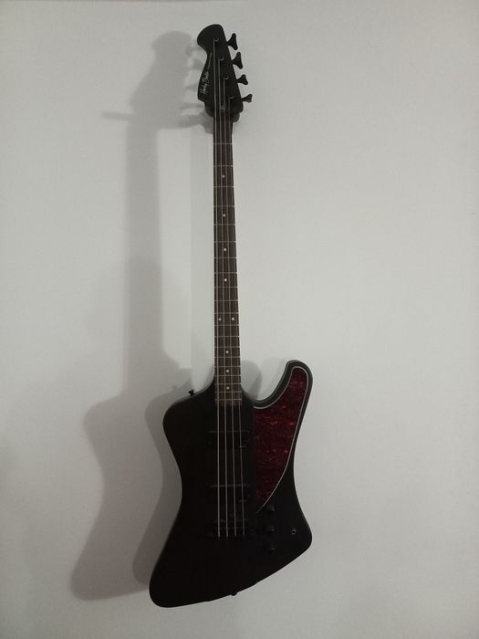 Baixo activo de  4 cordas com amplificador