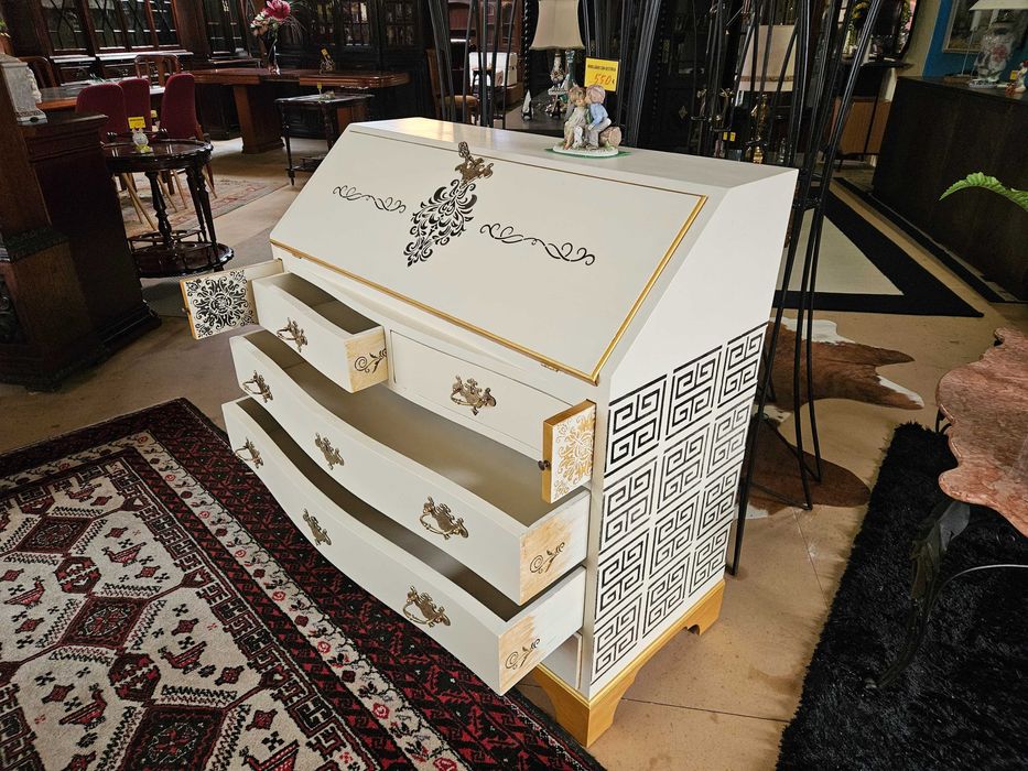 Escrivaninha restaurado de forma personalizada