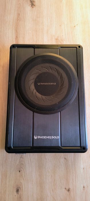 Subwoofer aktywny pod siedzenie.