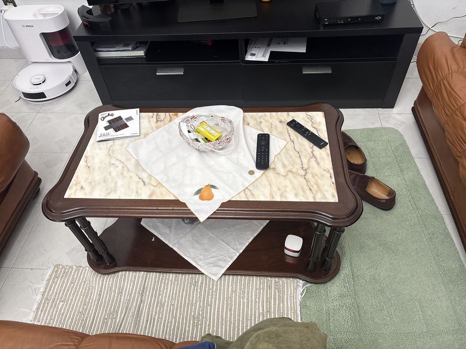Sofa cama em pele  duas poltronas  mesa de sala e um pequeno armario