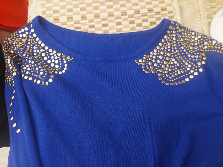 Sukienka kobalt że złotymi dietami na ramionach