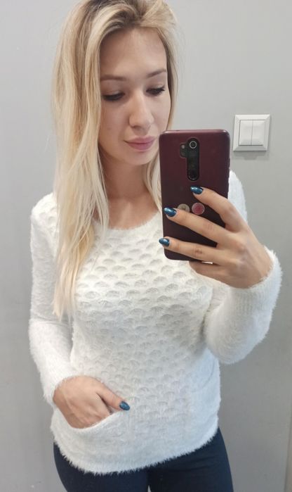 Puszysty sweterek damski