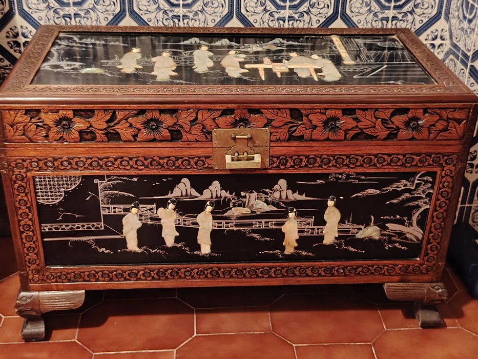 Arca de Cânfora com Incrustações em Madre Pérola