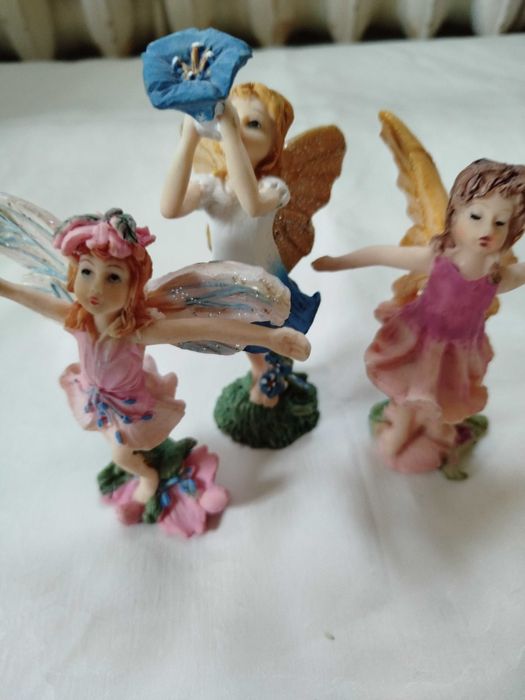 Trzy figurki elfów aniołków