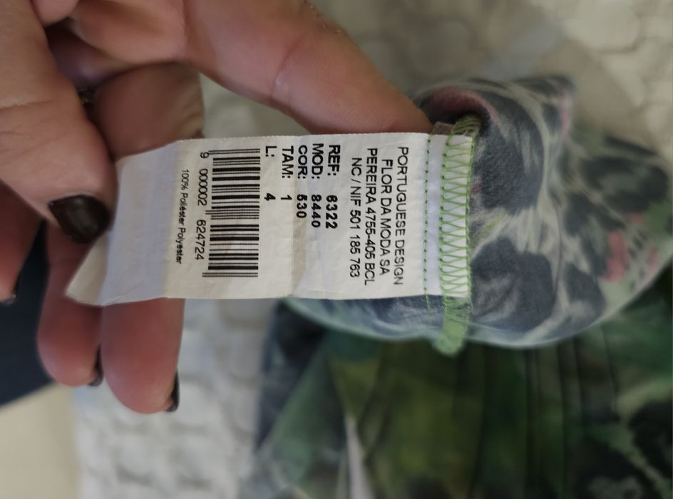 Blusa sem manga e assimétrica