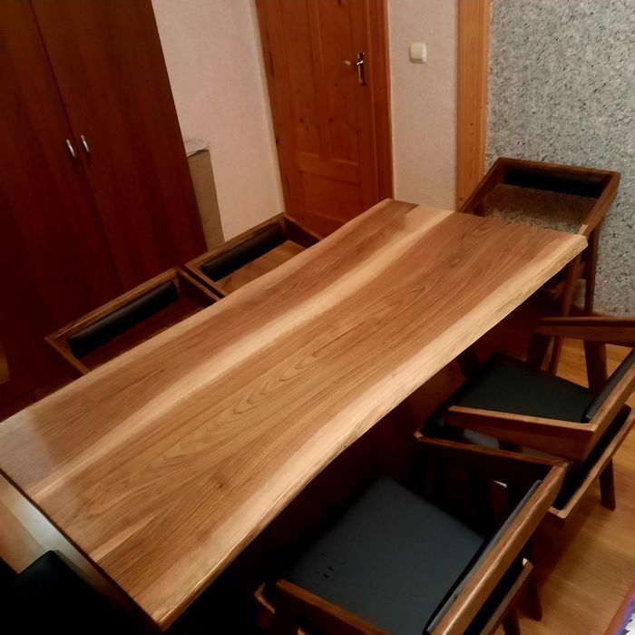 Продається стіл з стільцами  з горіха